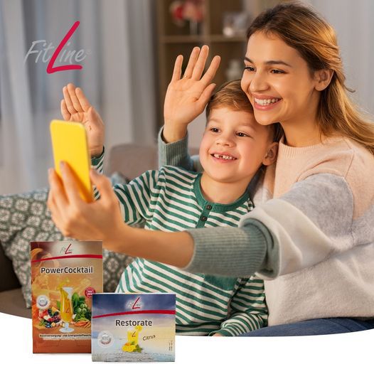 Madre e hijo sonriendo con productos FitLine Restorate y PowerCoctail en casa.