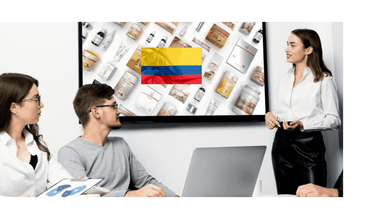"Tres jóvenes activos en una oficina con productos FitLine y bandera de Colombia"