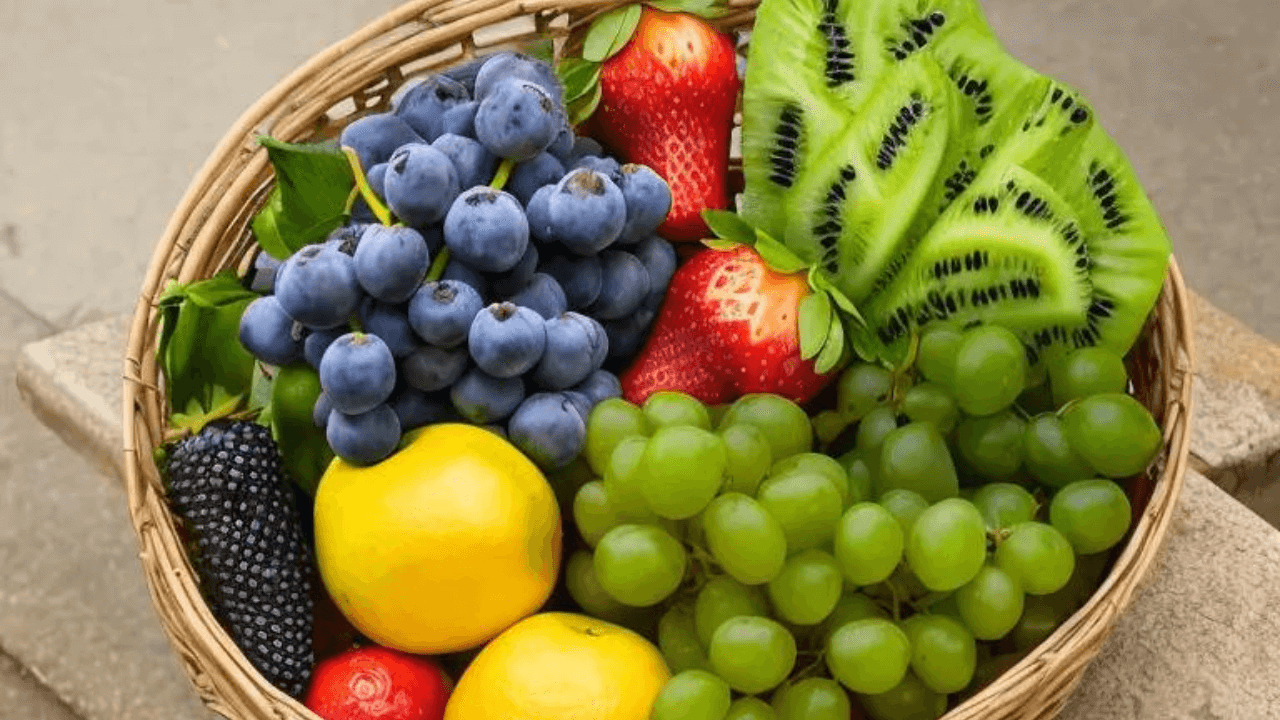 Imagen destacada de una cesta de mimbre con una selección de frutas frescas y saludables, junto a los valiosos productos FitLine para el bienestar.