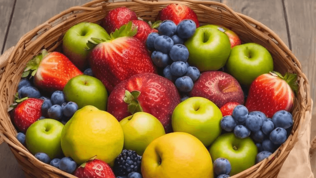 Imagen de una cesta de mimbre con una selección de frutas frescas y saludables