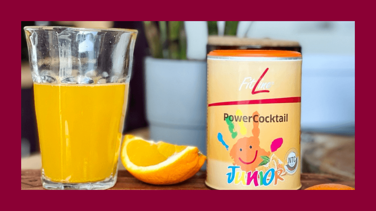Imagen de un bote de FitLine-PowerCocktail-Junior, una mitad de naranja y un vaso de cristal con mezcla de agua y FitLine-PowerCocktail-Junior, representando los beneficios del producto para obtener energía y vitalidad".