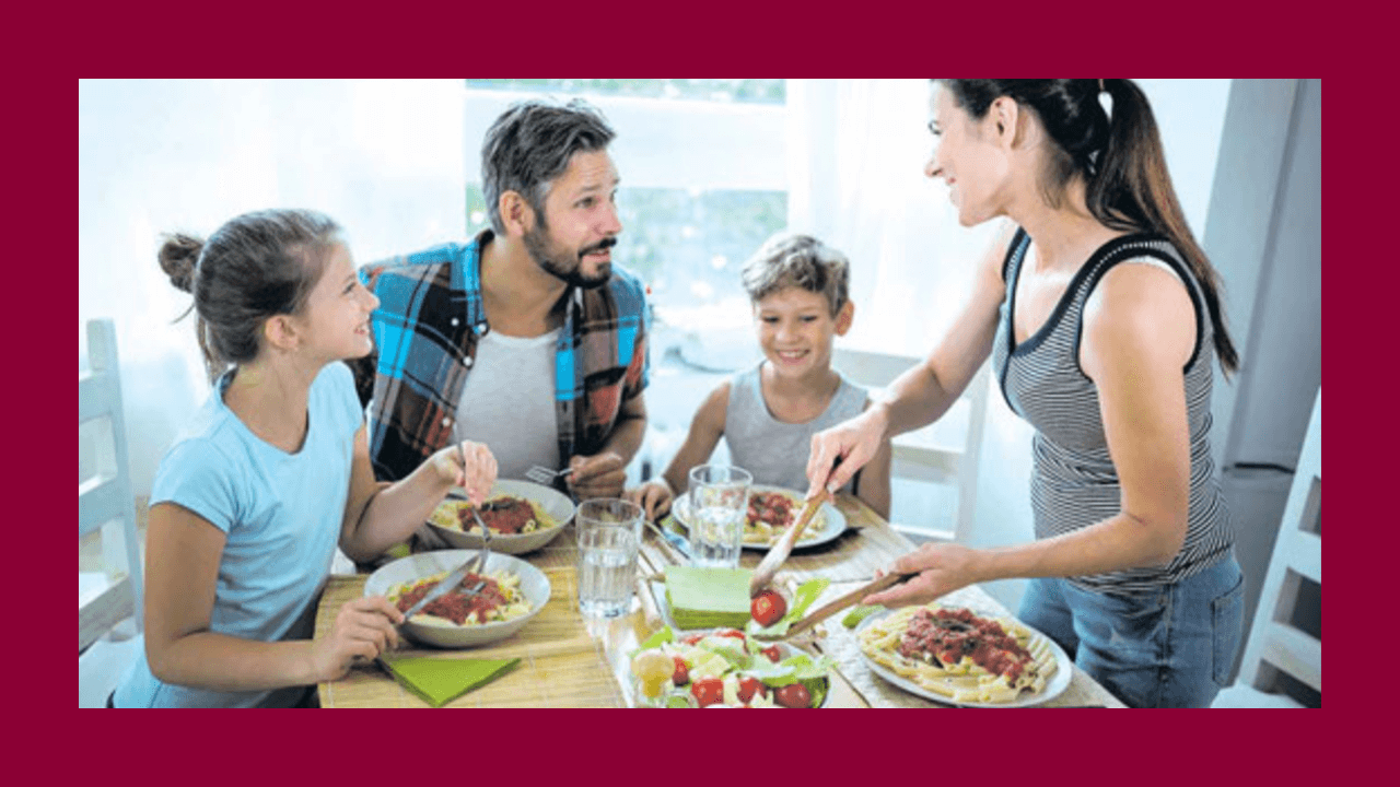Una familia disfrutando de una comida saludable en la mesa de la cocina.