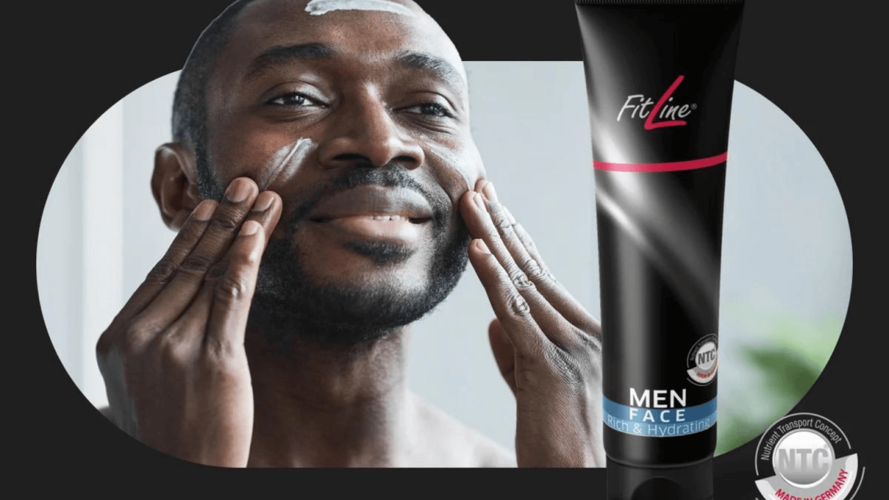Hombre aplicándose crema en la cara de FitLine Men.